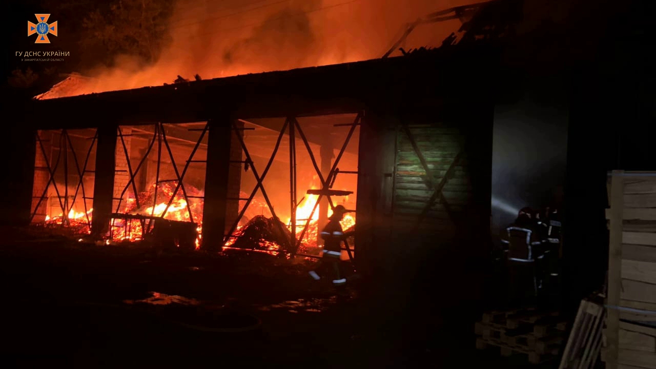 Вночі в Ужгородському районі рятувальники ліквідовували масштабну пожежу у складському приміщенні
