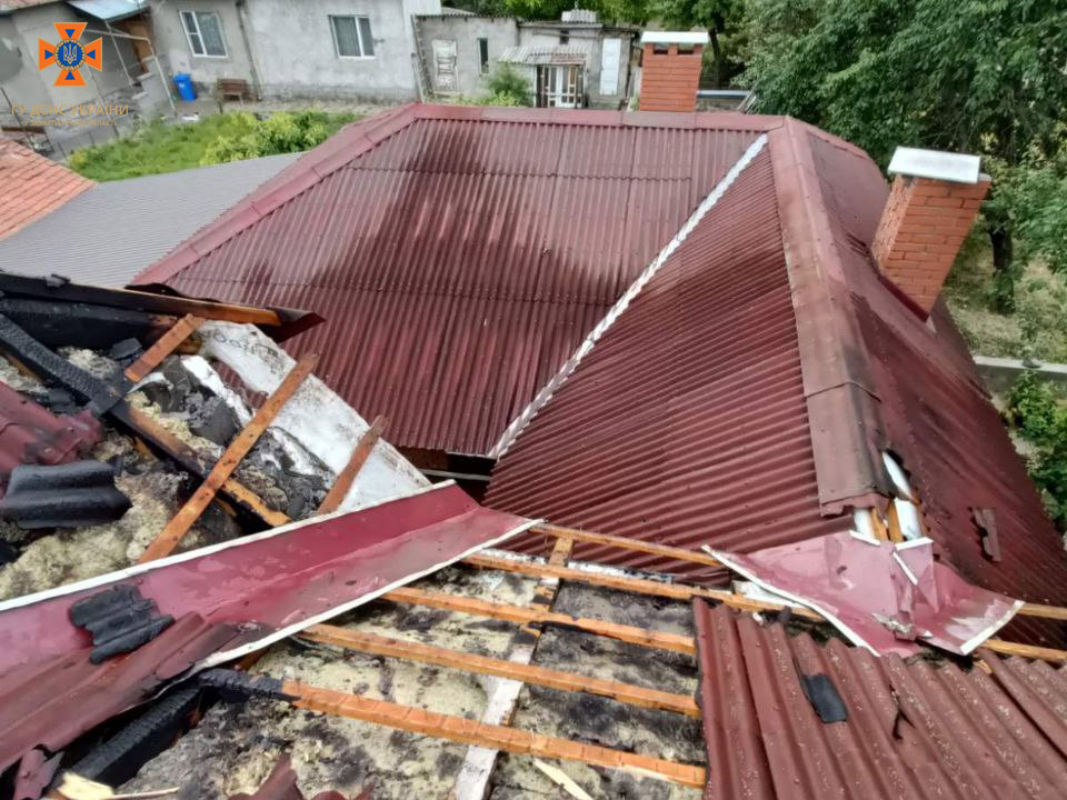 4 одиниці техніки та 18 вогнеборців ліквідовували ранкову пожежу у Мукачеві