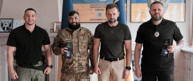 У З-акарпатській ОВА нагородили двох поліцейських, які повернулися з Бахмуту