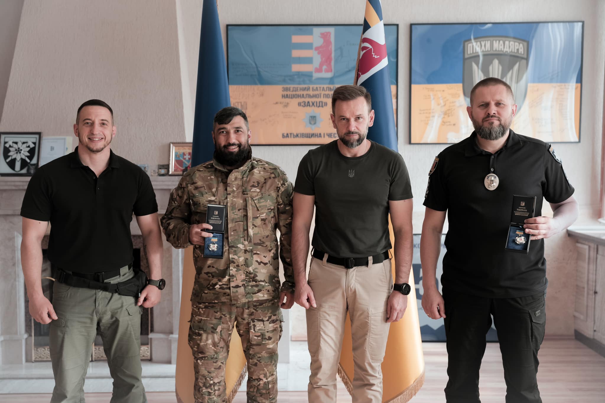 У З-акарпатській ОВА нагородили двох поліцейських, які повернулися з Бахмуту