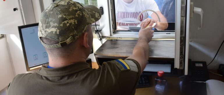 На Закарпатті на кордоні троє чоловіків надали фальшиві документи прикордонникам