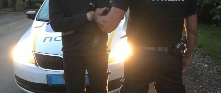 У Мукачеві на світанку двоє молодиків пограбували чоловіка