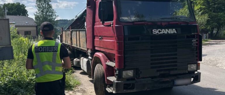 Самоскид з підробленими VIN-кодом: поліцейські затримали правопорушника