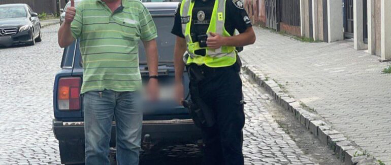 У Мукачеві патрульні допомогли керманичу усунути несправність з автомобілем