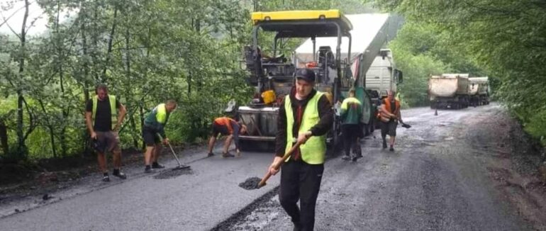 Ремонт доріг місцевого значення: на Тячівщині відновлюють дорожнє покриття
