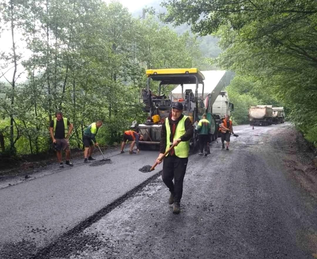 Ремонт доріг місцевого значення: на Тячівщині відновлюють дорожнє покриття