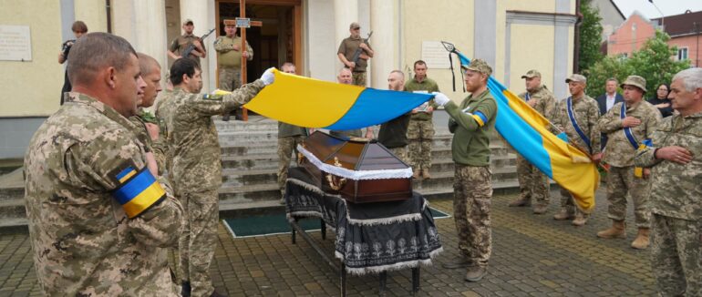 У Мукачеві попрощалися із загиблим на війні Героєм Едуардом Горонді