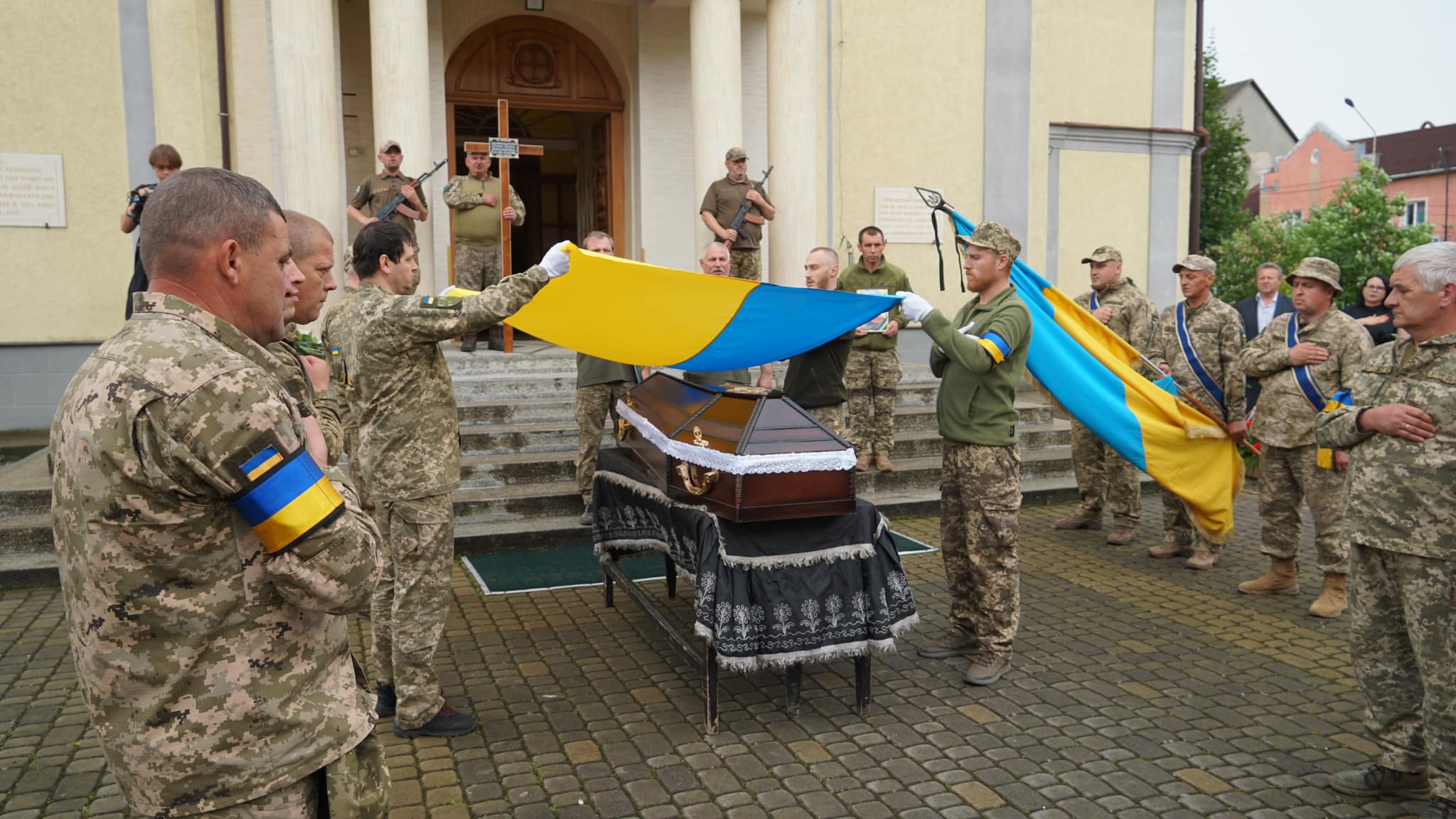 У Мукачеві попрощалися із загиблим на війні Героєм Едуардом Горонді