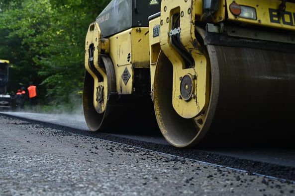 На Закарпатті ремонтують дорогу місцевого значення
