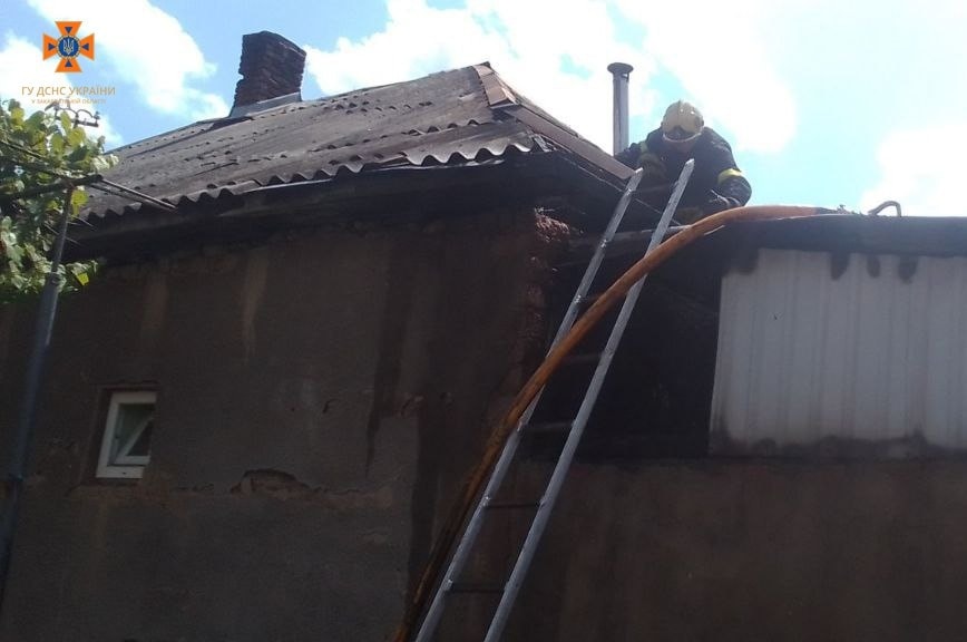 Врятували від вогню житлові кімнати: у Великому Березному рятувальники ліквідували пожежу в господарській прибудові