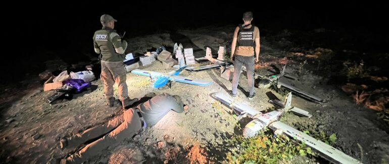 Намагався за допомогою 4 безпілотників незаконно перемістити сигарети: на Закарпатті затримали ділка