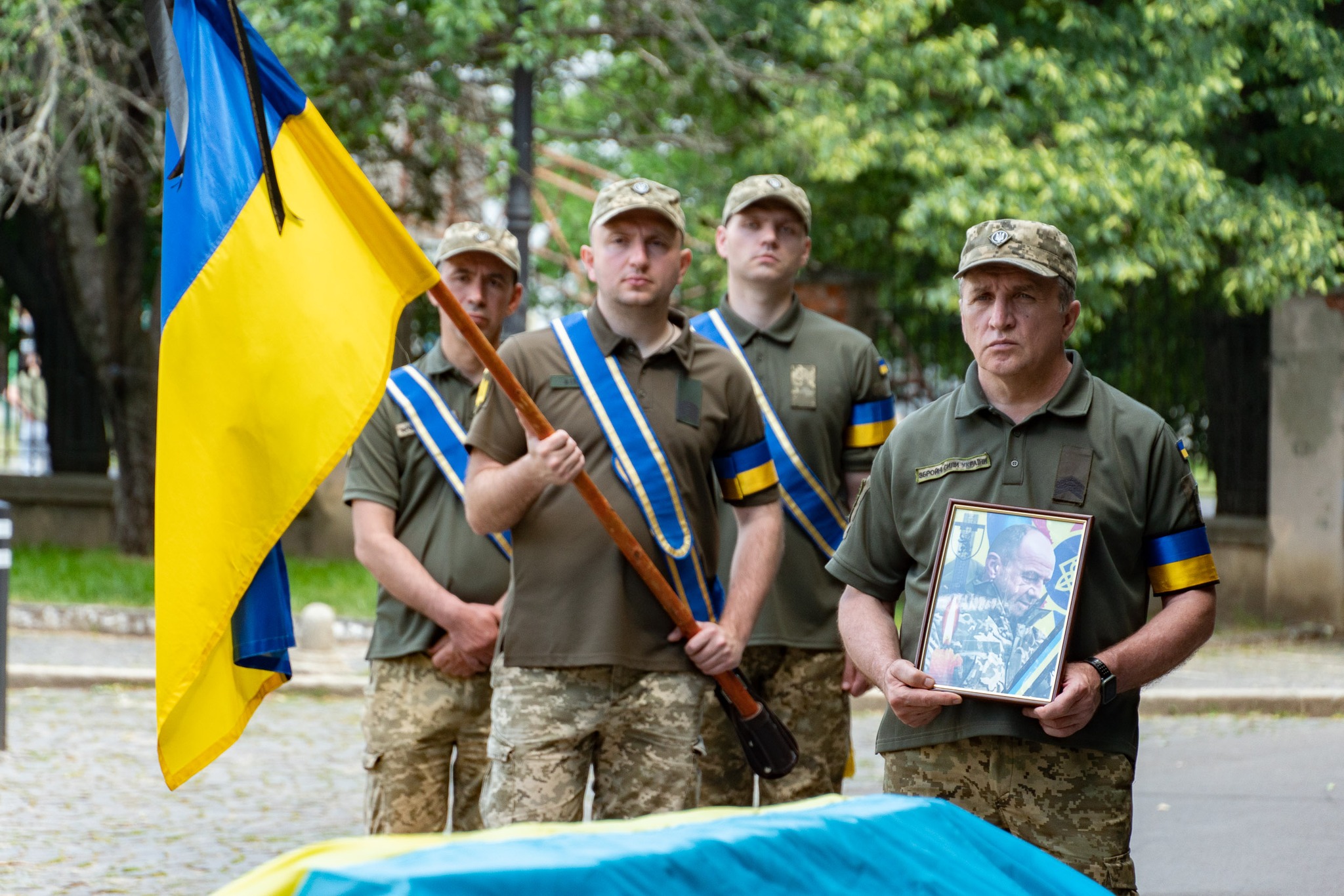 Ужгород сьогодні провів в останню путь захисника України – сержанта Олександра Грабаря