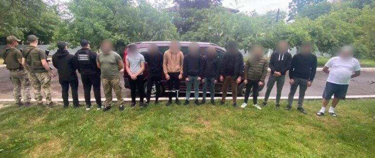 На Закарпатті прикордонники затримали переправників та 9 “клієнтів”