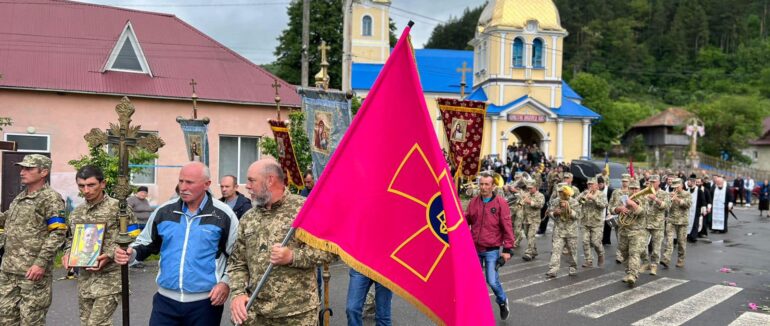 В останню путь: на Мукачівщині попрощалися з військовослужбовцем Василем Завадяком