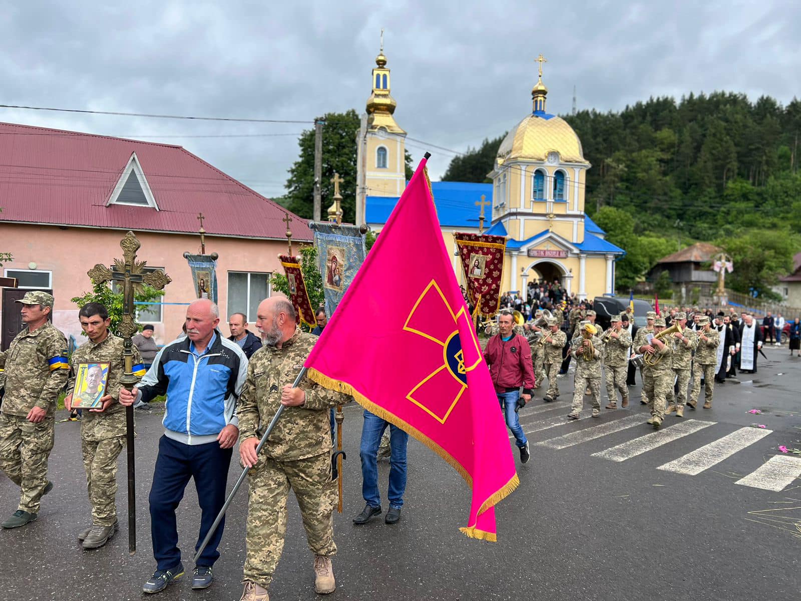 В останню путь: на Мукачівщині попрощалися з військовослужбовцем Василем Завадяком