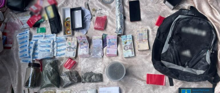 9 років за ґратами: мукачівця засудили за торгівлю метамфетаміном, зберігання великих обсягів наркотиків і психотропів