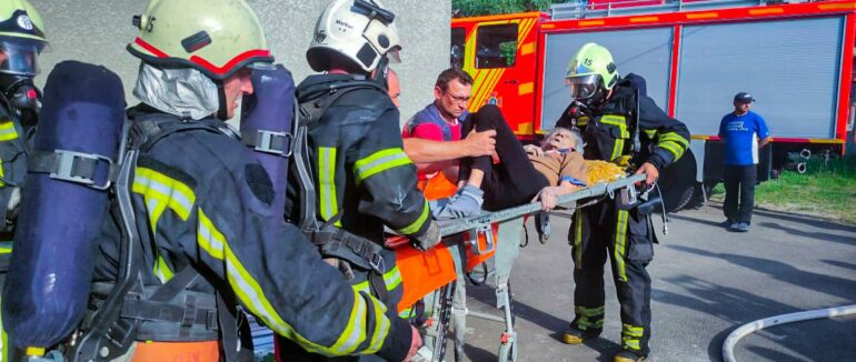 Врятували 3 людей та котика: ввечері в Іршаві горів будинок