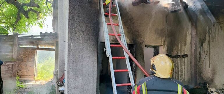 Взявши поливальні шланги з городу та намагалися ліквідувати пожежу: у Берегівському району вогонь охопив надвірну споруду