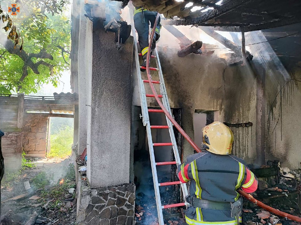 Взявши поливальні шланги з городу та намагалися ліквідувати пожежу: у Берегівському району вогонь охопив надвірну споруду
