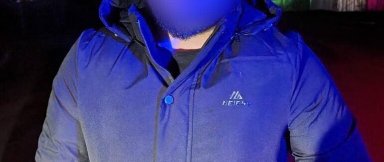 Кидався на автівки: вночі в Ужгороді затримали дебошира