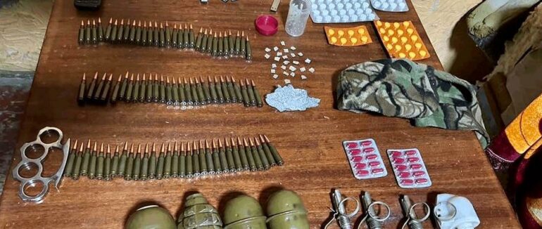 Метамфетамін та боєприпаси: у селищі Великий Березний затримали подружжя наркоторговців