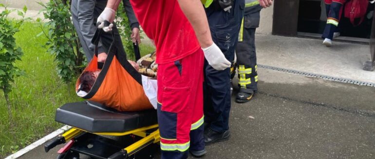 Впала та не могла підвестися: у Мукачеві врятували бабусю, яка стала заручницею свого помешкання