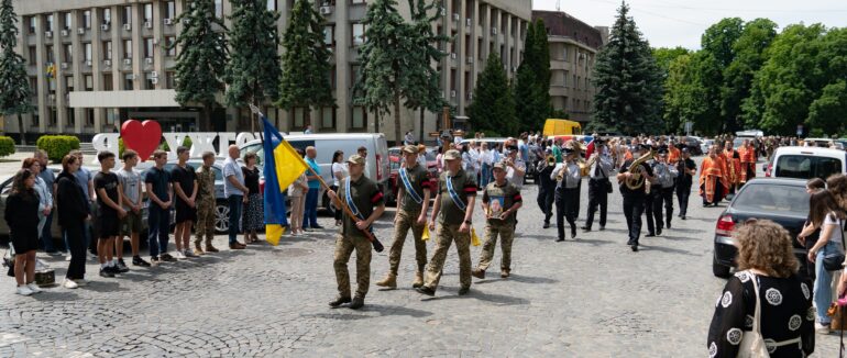 В Ужгороді провели в останню путь Героя Василя Рошка