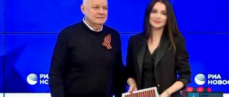 До 12 років тюрми засуджено колаборантку з Закарпаття, яка організувала інформкампанію з виправдовування війни