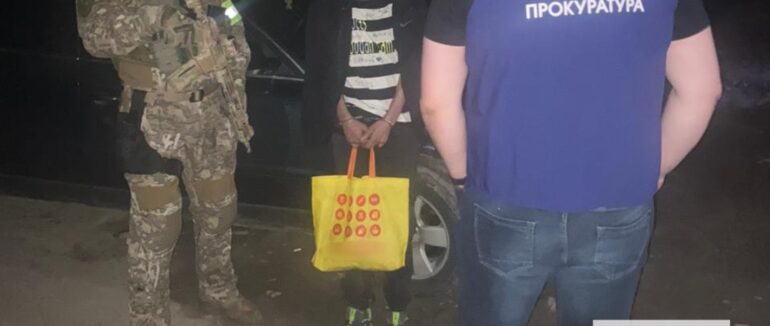 Зберігали вдома десятки згортків з психотропами для збуту та боєприпаси: подружжю з Великого Березного обрали запобіжний захід