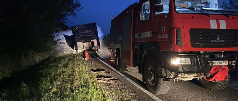 Займання напівпричепу вантажного авто: деталі пожежі від ДСНС Закарпаття