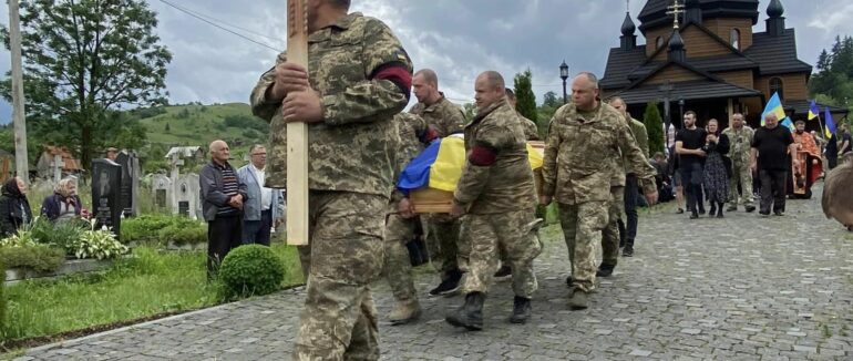 Рахівщина навколішки провела в останню дорогу 20-річного лейтенанта Михайла Телічука