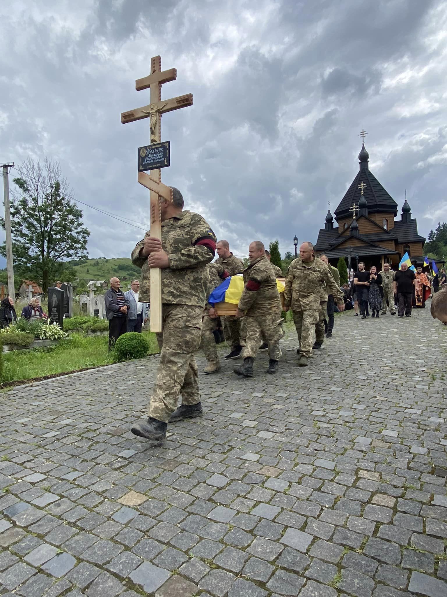 Рахівщина навколішки провела в останню дорогу 20-річного лейтенанта Михайла Телічука
