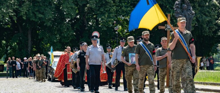 В Ужгороді сьогодні попрощалися зі ще одним загиблим захисником України – Романом Романишиним