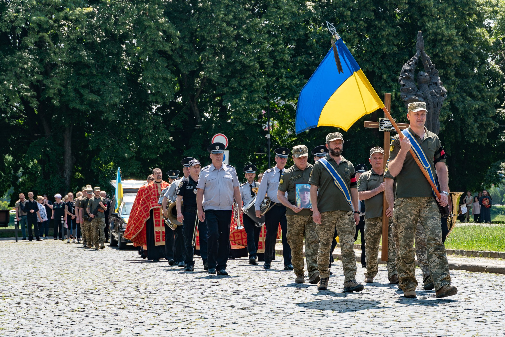 В Ужгороді сьогодні попрощалися зі ще одним загиблим захисником України – Романом Романишиним