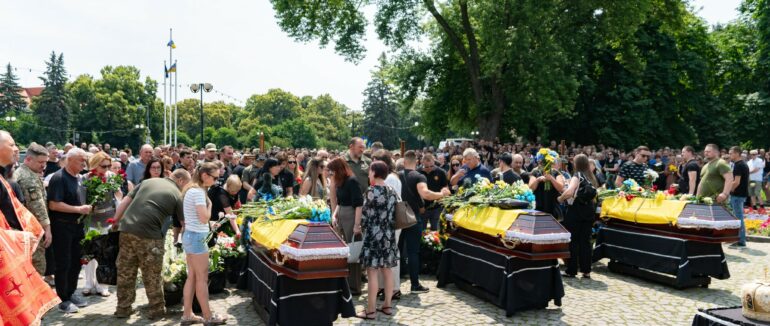 Ужгород у скорботі: сьогодні громада провела в останню путь трьох загиблих Героїв