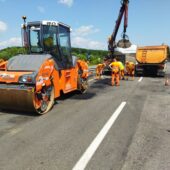Ліквідовують ямковість: на Закарпатті ремонтують міжародну дорогу Київ – Чоп