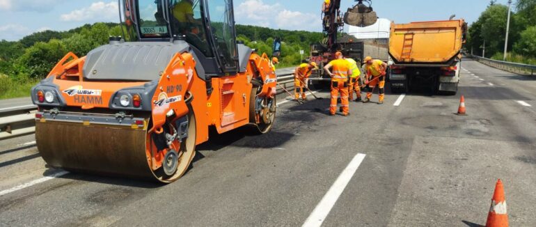 Ліквідовують ямковість: на Закарпатті ремонтують міжародну дорогу Київ – Чоп