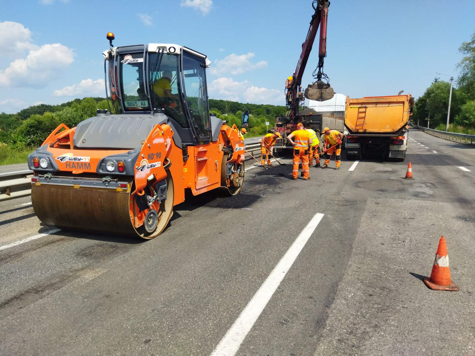 Ліквідовують ямковість: на Закарпатті ремонтують міжародну дорогу Київ – Чоп