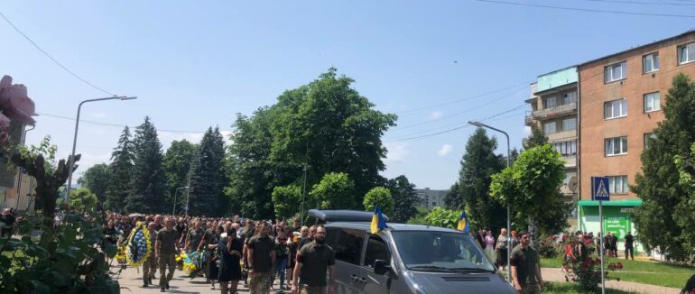У Великому Березному провели в останню путь полеглого у війні Василя Буртина
