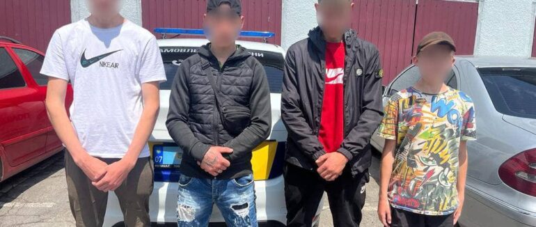 На Рахівщині п’яні підлітки трощили майно громади та вікна