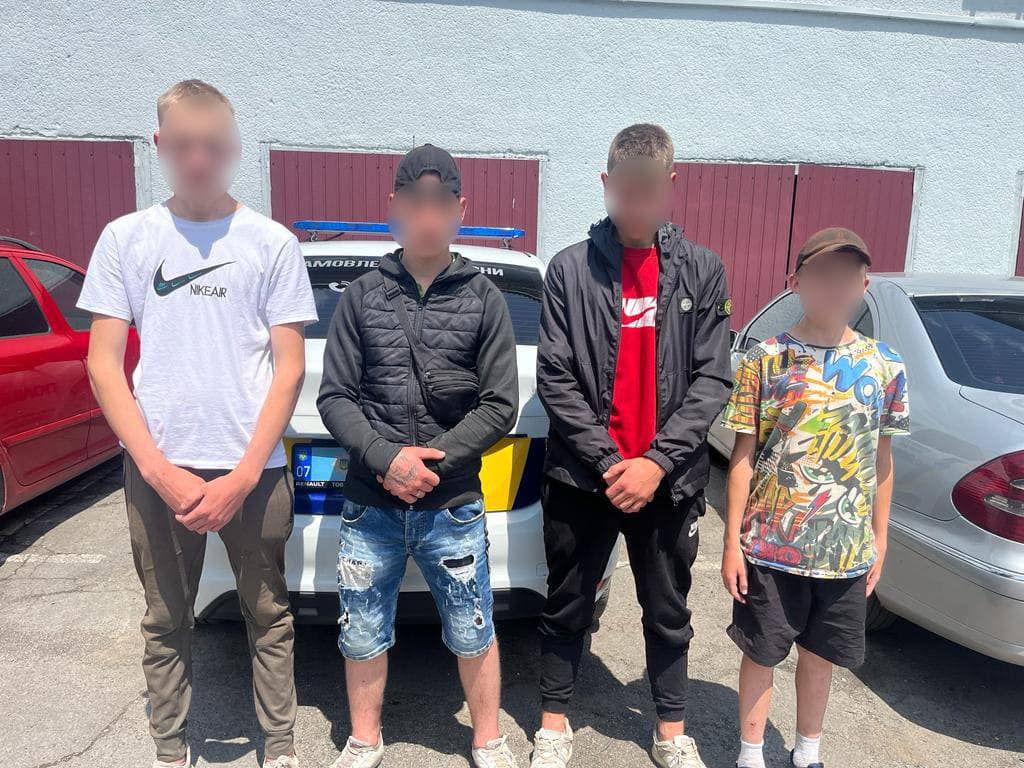 На Рахівщині п`яні підлітки трощили майно громади та вікна