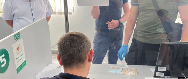Отримав посвідчення водія без навчання, але за хабар: на Закарпатті на махінаціях викрито керівника автошколи та працівницю ТСЦ МВС