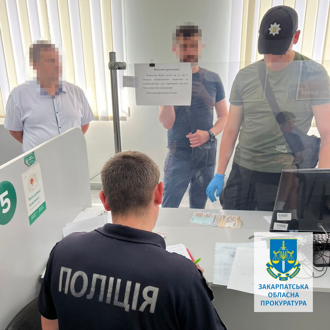 Отримав посвідчення водія без навчання, але за хабар: на Закарпатті на махінаціях викрито керівника автошколи та працівницю ТСЦ МВС