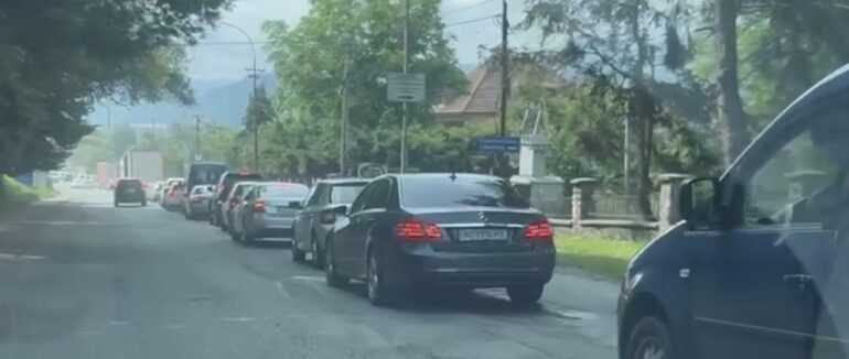 Кілометрові затори: на в’їзді до Сваляви утворився справжній транспортний колапс (ВІДЕО)