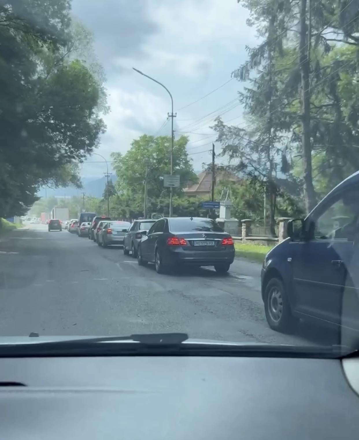 Кілометрові затори: на в`їзді до Сваляви утворився справжній транспортний колапс (ВІДЕО)