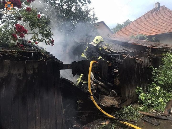 Врятували від вогню житловий будинок: у Тячеві вогонь охопив надвірну споруду