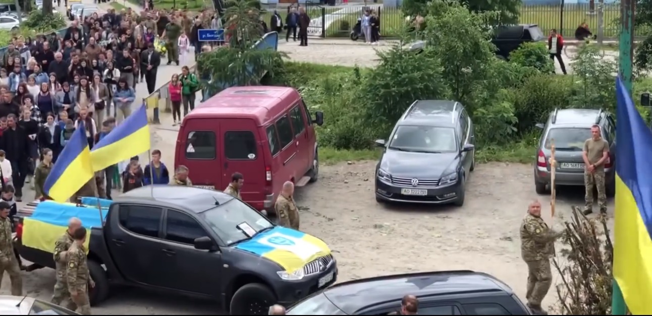 На Рахівщині провели в останню путь полеглого у війні воїна Петра Николайчука
