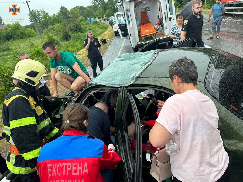 Рятувальники показали фото з місця жахливої ДТП на Мукачівщині