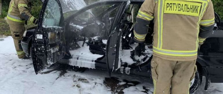 Вогонь знищив салон транспорту: на Закарпатті на ходу загорівся автомобіль