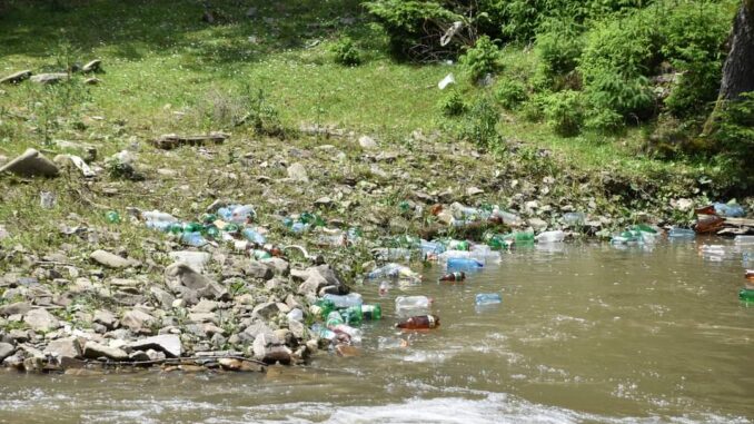 Купа відходів у водних течіях: наслідки негоди показали у національному парку “Синевир”